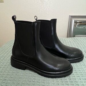 Steve Madden women’s Chelsea Boots size 8.5